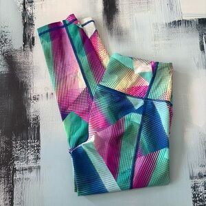 Victoria’s Secret Sport Knockout Capri Leggings VSX Size S Colorful Geometric